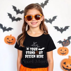 Halloween-T-Shirt Mockup, Gildan 5000B Schwarz Jugend-T-Shirt Mockup, G5000B Schwarzes T-Shirt Herbst-Mockup Trendy Herbst-Halloween-Ästhetik-T-Shirt Mockup
