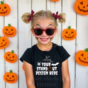 Halloween-Gespenstisches Mädchen-Shirt Mockup, Gildan 5000B Jugend Schwarzes T-Shirt Mockup, lustige Halloween-Gesichtsfarbe, bearbeitbare Herbst-Shirt JPG-Vorlage