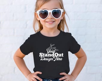 Kaninchenfelle 3321 Kleinkind Fein Jersey T-Shirt Mockup, Kinder T-Shirt Mockup, Schwarz Kurzarm T-Shirt Kleinkind Mädchen Modell Mockup