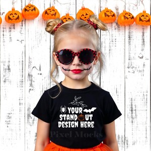 Halloween-T-Shirt Mockup, Gildan 5000B Schwarzes Jugend-T-Shirt Mockup, lustiges gruseliges modernes Halloween-T-Shirt, G5000B Halloween-Ästhetik-T-Shirt