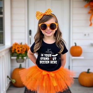 Halloween-T-Shirt Mockup, Gildan 5000B Schwarz Jugend-T-Shirt Mockup, G5000B Schwarzes T-Shirt Herbst-Mockup Trendy Herbst-Halloween-Ästhetik-T-Shirt Mockup