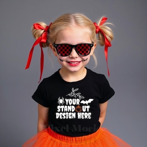 Halloween-T-Shirt Mockup, Gildan 5000B Schwarzes Jugend-T-Shirt Mockup, lustiges gruseliges modernes Halloween-T-Shirt, G5000B Halloween-Ästhetik-T-Shirt