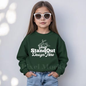 Gildan 18000B bosgroen model, 18000B jeugdsweater met ronde hals trendy model testmodellen, G180 groen Gildan-sweater meisjesmodel