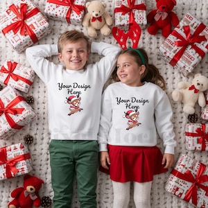 Weiße Weihnacht Gildan 18000B Zwei Kinder Sweatshirt Flache Lage Gruppe Mockup, Weihnachten 2025 Urlaub Winter Sibling Passende Kinder Pullover Mock-up