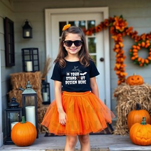 Halloween-T-Shirt Mockup, Gildan 5000B Schwarz Jugend-T-Shirt Mockup, G5000B Schwarzes T-Shirt Herbst-Mockup Trendy Herbst-Halloween-Ästhetik-T-Shirt Mockup