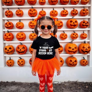 Halloween-T-Shirt Mockup, Gildan 5000B Schwarz Jugend-T-Shirt Mockup, G5000B Schwarzes T-Shirt Herbst-Mockup Trendy Herbst-Halloween-Ästhetik-T-Shirt Mockup