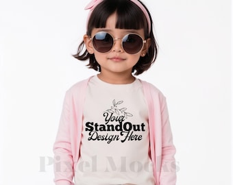 Kaninchenfelle 3321 Natürliches Kleinkind Fein Jersey T-Shirt Mockup, RS 3321 Beige Mockup, Kleinkinder Shirt Mockup, Kinder T-Shirt Mock Mädchen Modell Mockup