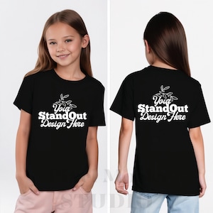 Op de afbeelding: Zwart T-shirt met de witte tekst "Your StandOut Design Here" op de voor- en achterkant, versierd met een bloemmotief. Het T-shirt wordt door een persoon gedragen.