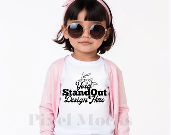 Kaninchenfelle 3321 Weiß Kleinkind Fein Jersey T-Shirt Mockup, Kinder T-Shirt Mockup, Kleinkind Shirt Mockup, Mädchen Modell Mockup