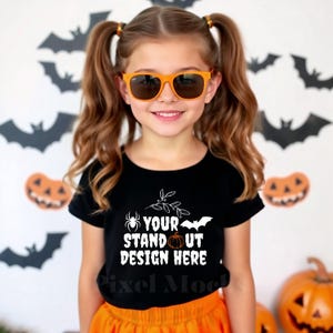 Halloween-T-Shirt Mockup, Gildan 5000B Schwarz Jugend-T-Shirt Mockup, G5000B Schwarzes T-Shirt Herbst-Mockup Trendy Herbst-Halloween-Ästhetik-T-Shirt Mockup