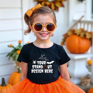 Halloween-T-Shirt Mockup, Gildan 5000B Schwarz Jugend-T-Shirt Mockup, G5000B Schwarzes T-Shirt Herbst-Mockup Trendy Herbst-Halloween-Ästhetik-T-Shirt Mockup