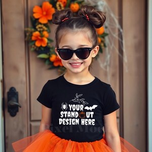 Halloween-T-Shirt Mockup, Gildan 5000B Schwarz Jugend-T-Shirt Mockup, G5000B Schwarzes T-Shirt Herbst-Mockup Trendy Herbst-Halloween-Ästhetik-T-Shirt Mockup