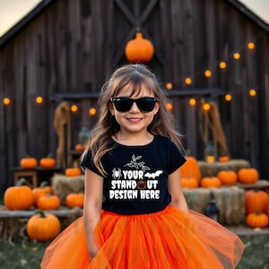 Halloween-T-Shirt Mockup, Gildan 5000B Schwarz Jugend-T-Shirt Mockup, G5000B Schwarzes T-Shirt Herbst-Mockup Trendy Herbst-Halloween-Ästhetik-T-Shirt Mockup