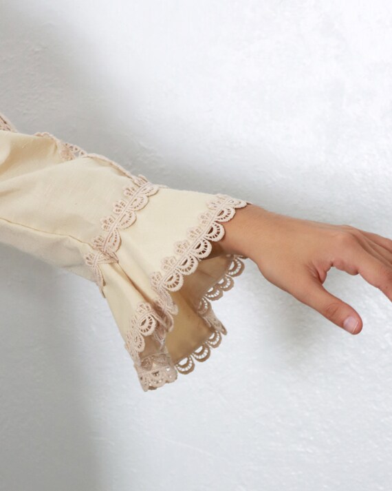 1970s Embroidered Bell Sleeve Top - image 5
