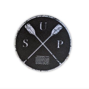 Könnte beinhalten: Schwarzer und weißer runder Patch mit den Buchstaben "SUP" und zwei gekreuzten Paddeln. Der Patch hat einen abgenutzten Look und eine wellenförmige Linie, die Wasser darstellt.