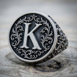 Signetring med bokstaven K i 925 sterlingsilver, initialring med oxiderad blommig filigran, handgjorda herrsmycken
