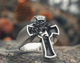 Anel INRI com Cruz de Jesus em Prata de Lei 925 | Anel Crucifixo Cristão Religioso | Joia Espiritual para Presente