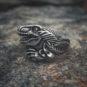 Velociraptor Ring 925 Sterling Silver Dinosaur Handcrafted Unisex Prehistoric Predator Design Detailed Fossil Replica Perfect