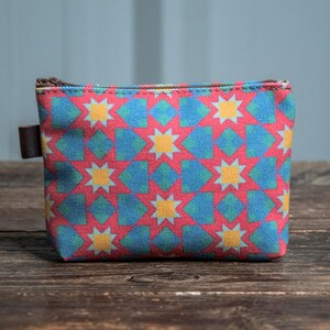 Estuche de lona acolchado con cremallera y estampado a mano, colores primarios, mediano, para viaje