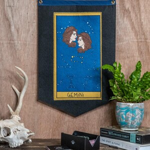 Tarocchi Zodiacali GEMELLI (20 maggio - 21 giugno) / Bandiera da campeggio in feltro di medie dimensioni con retro