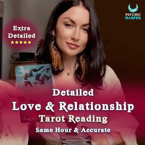 Könnte beinhalten: Eine Frau hält eine Tarotkarte vor einem Stapel Tarotkarten. Der Text lautet "Detaillierte Liebes- und Beziehungs-Tarot-Lesung Gleiche Stunde & Präzise".