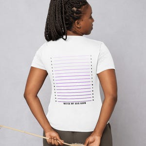 髪の成長長さチェックTシャツ 髪の成長をインチ単位で追跡 自然な髪の成長の旅のためのTシャツ | ユニセックス - レディース＆メンズTシャツ