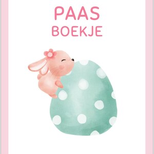 Op de afbeelding: Een roze en wit Pasen konijn dat een lichtblauw ei met witte stippen vasthoudt. De tekst "PAAS BOEKJE" is geschreven in roze letters. De tekst "Naam" is geschreven in roze letters. De tekst "I sov with my little eve" is geschreven in zwarte letters.