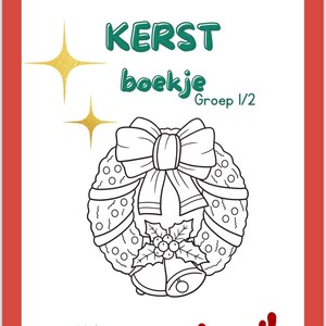 Op de afbeelding: Een zwart-wit kleurplaat met een kerstkrans met een strik, hulst en bellen. Bovenaan de pagina staat de tekst "KERST boekje Groep 1/2". Onderaan de pagina staat de tekst "van:" met een regel om te schrijven. Een cartoon rendier kijkt vanuit de rechter benedenhoek van de pagina.