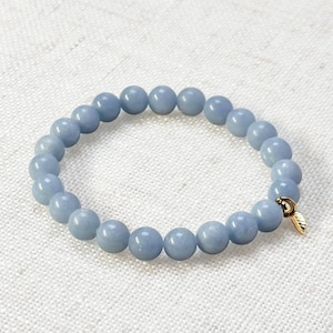 Pulsera de angelita con dije de hoja dorada – Joyería de gema azul natural de 6 mm para la paz, la sanación y la conexión espiritual