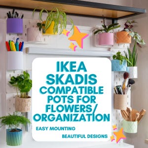 Może przedstawiać: Biała tablica z gwoździami z różnymi kolorowymi doniczkami i roślinami wiszącymi na niej. Doniczki są kompatybilne z systemami IKEA SKADIS. Tekst "IKEA SKADIS COMPATIBLE POTS FOR FLOWERS/ORGANIZATION" jest napisany niebieskim kolorem na białym tle. Teksty "EASY MOUNTING" i "BEAUTIFUL DESIGNS" są napisane czarnym kolorem na białym tle.