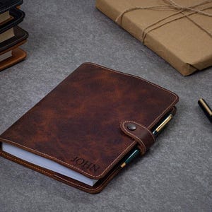 Caderno artesanal personalizado em couro, formato A5, recarregável, ideal para presentear clientes e funcionários, perfeito para o Dia dos Pais.