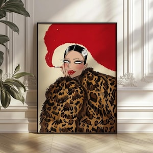 Puede incluir: Una impresión artística enmarcada que presenta una ilustración de una mujer con labios rojos y un abrigo con estampado de leopardo, fumando un cigarrillo. La mujer tiene cabello oscuro y un fondo crema con una forma roja en forma de nube.