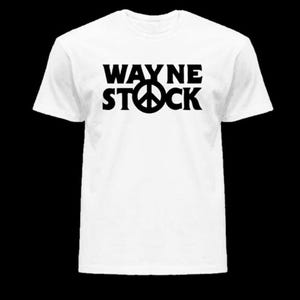Könnte beinhalten: Weißes T-Shirt mit dem schwarzen Text "WAYNE STOCK" und einem Friedenssymbol, das das "O" ersetzt. Das Shirt hat kurze Ärmel und einen Rundhalsausschnitt. Das Design ist mittig auf der Vorderseite platziert.
