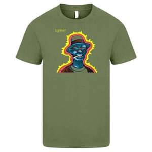Könnte beinhalten: Olivgrünes T-Shirt mit einer blauen Illustration eines Mannes mit Hut und Brille, der eine Zigarette raucht. Die Illustration hat eine gelbe und rote Umrandung. Das Wort "Lightnin!" ist darüber gedruckt.