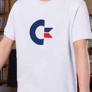 Peut inclure: T-shirt blanc avec un logo bleu et rouge représentant les lettres "C" et "K" dans un design stylisé.