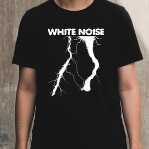 Peut inclure: T-shirt noir avec l'inscription blanche "WHITE NOISE" et un motif d'éclair blanc. Ce t-shirt à col rond est de style décontracté.