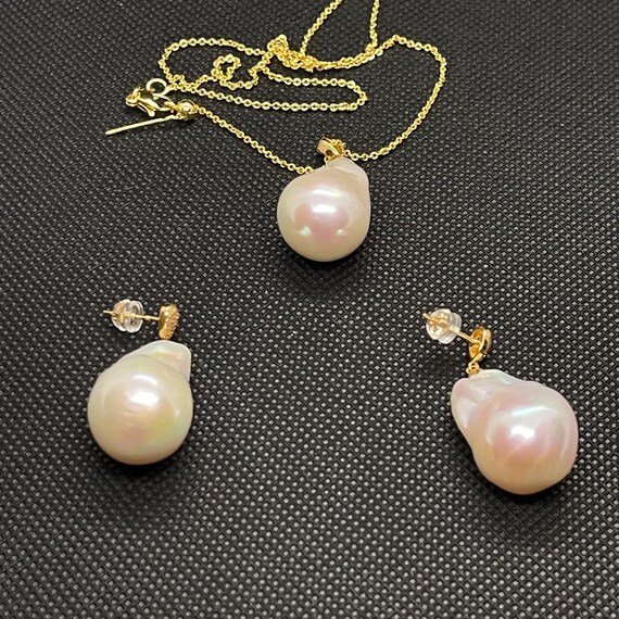 18K Gold Baroque Pearl Earrings and Pendant Set: Aurora White