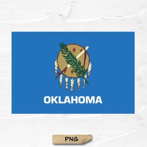 Puede incluir: La bandera oficial de Oklahoma, un fondo azul con un círculo blanco que contiene un escudo nativo americano estilizado, flechas cruzadas y una pipa de la paz. La palabra "OKLAHOMA" está escrita en letras blancas debajo del círculo.