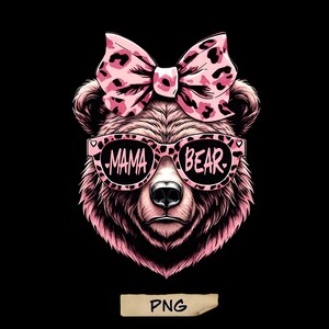 Pu&ograve; includere: Orso rosa con un fiocco rosa e occhiali da sole che dicono "MAMA BEAR".