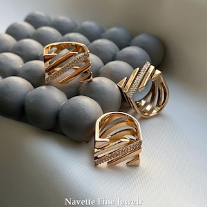 Anillo de moissanita de banda ancha: Anillo llamativo de oro amarillo de 14 k