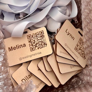 Namensschild mit interaktivem QR-Code, wiederverwendbar, ökologisch - Kontaktbogen, Firmen- und personalisiertes Logo - Vorderseite, Rückseite