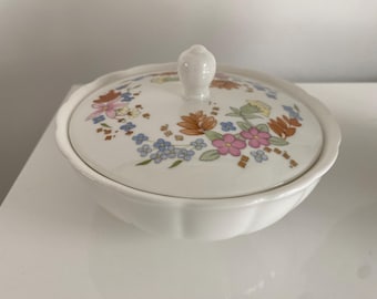 Meadow Sweet, Wedgwood Lidded Bowl 14 cm wide 8 cm tall.