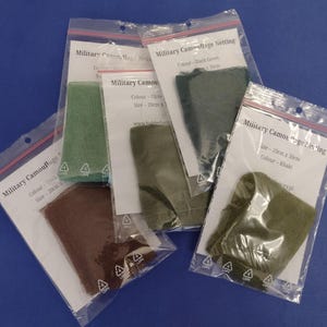 Pode incluir: Vários pacotes de rede de camuflagem militar em várias cores, incluindo verde, azeitona e cáqui. Cada pacote contém um pedaço de rede de aproximadamente 20 cm x 30 cm. Os pacotes são selados em plástico transparente.