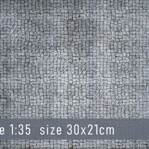 Pode incluir: Textura de calçada cinzenta, escala 1:35, tamanho 30x21cm. A superfície é composta por pequenas pedras quadradas, criando uma aparência detalhada e realista. Ideal para modelismo ou dioramas.
