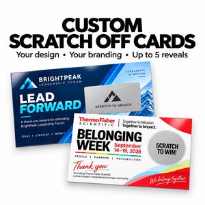 Puede incluir: Dos tarjetas de rasca y gana personalizadas rectangulares. Una tarjeta es azul con el texto BrightPeak Leadership Forum, Lead Forward y un panel plateado. La otra es blanca con detalles rojos, el texto Belonging Week y un área circular plateada.