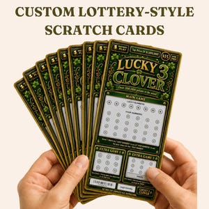 Puede incluir: Un abanico de tarjetas de rasca y gana rectangulares con borde dorado y verde. Las tarjetas muestran el texto LUCKY 3 CLOVER, MAIN GAME, EXTRA GAME 1 y EXTRA GAME 2, con áreas circulares para raspar números y premios.