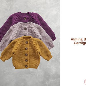 Pode incluir: Três cardigans de bebé de malha em tons de roxo, lavanda e amarelo mostarda. Cada cardigan tem gola redonda, mangas compridas e botões de madeira. O texto "Almina Baby Cardigan" é exibido à direita.
