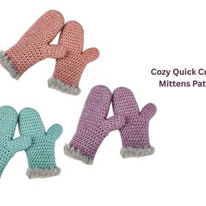 Op de afbeelding: Drie paar gehaakte wanten in roze, turquoise en paars, elk met een grijze imitatiebont afwerking. De wanten worden weergegeven tegen een witte achtergrond. Tekst rechts luidt "Cozy Quick Crochet Mittens Pattern". Twee rode harten staan in de rechterbovenhoek.