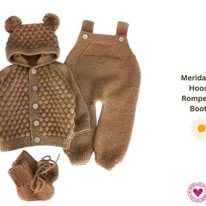 Op de afbeelding: Een bruine gebreide babyoutfitset, inclusief een jas met capuchon en knopen, een tuinbroek en babyslofjes. De capuchon heeft berenoren. De set is gemaakt van een textuurgebreide stof.