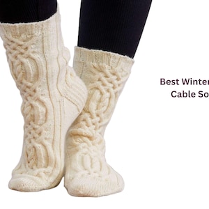 Peut inclure: Chaussettes en tricot de câble de couleur crème, avec un motif texturé. Ces chaussettes épaisses et confortables sont parfaites pour l'hiver. Le texte "Best Winter Cozy Cable Socks" est visible.